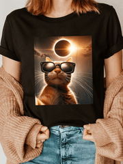 Cat Taking A Selfie with Solar Eclipse Wearing Glasses Fashion Letter Print T-Shirt, Short Sleeve Crew Neck Casual Top, Women'S Clothing