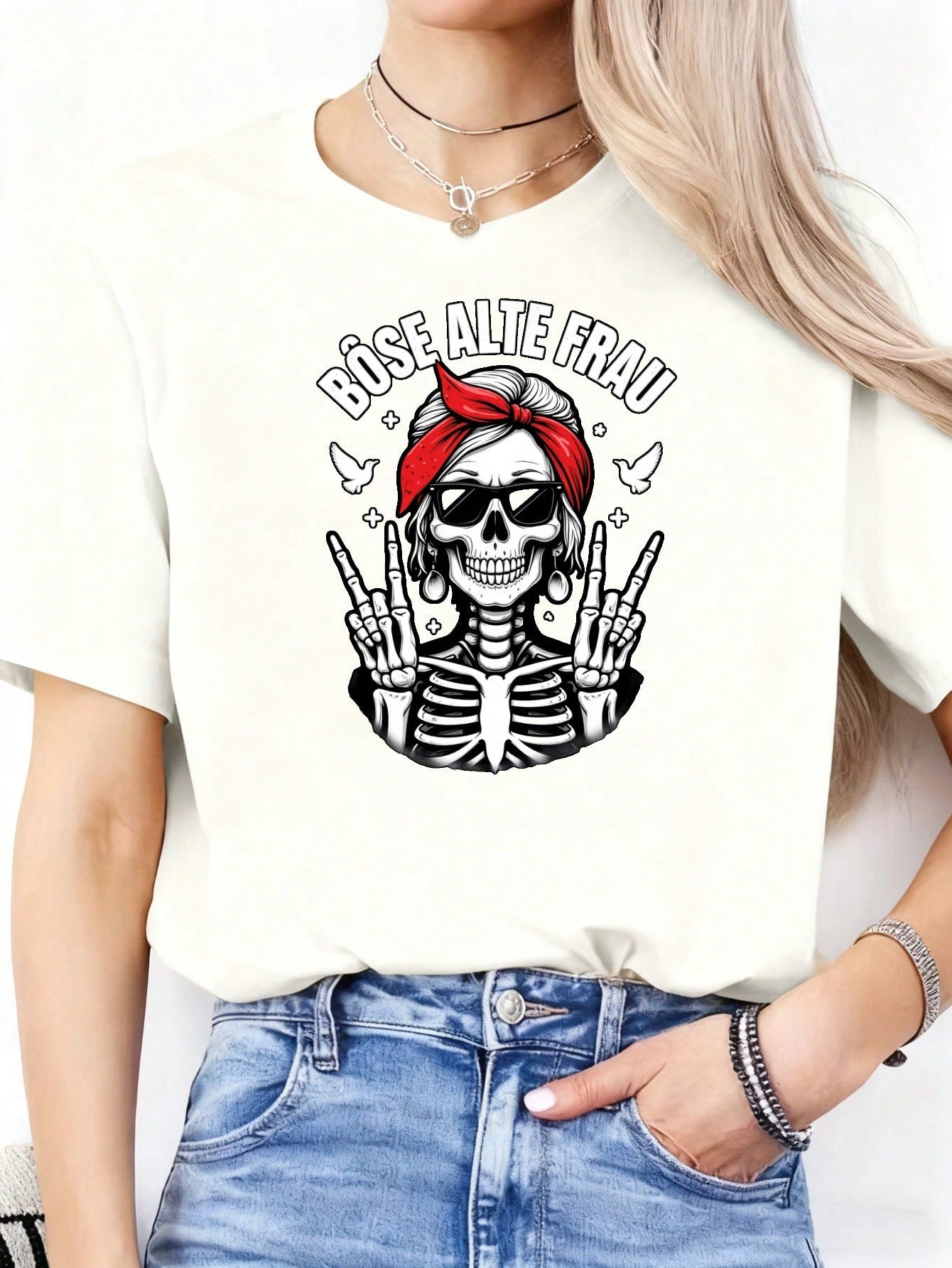 Casual T-Shirt Alte Frau Skull Skeleton Women TShirt Fashion Black Graphic Tee With Red Bandana And Peace Sign Design Fun Printed Round Neck Short Sleeved Women's T-Shirt