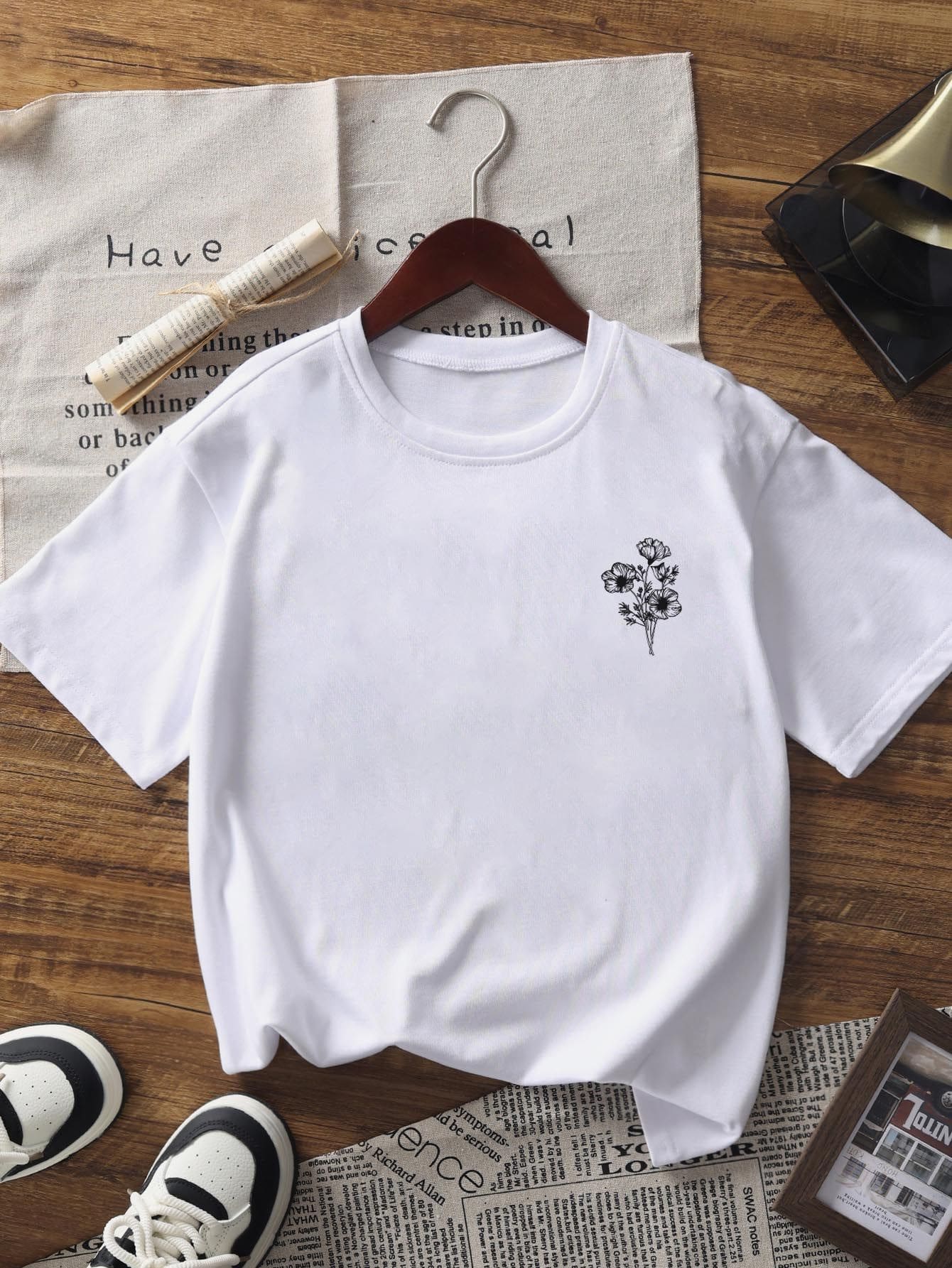 Women's Back Print Floral & Butterfly Graphic T‑Shirt, Be Happy Minimalist Line Art Crew Neck Short‑Sleeve Casual Aesthetic Cotton Tee for Daily Wear