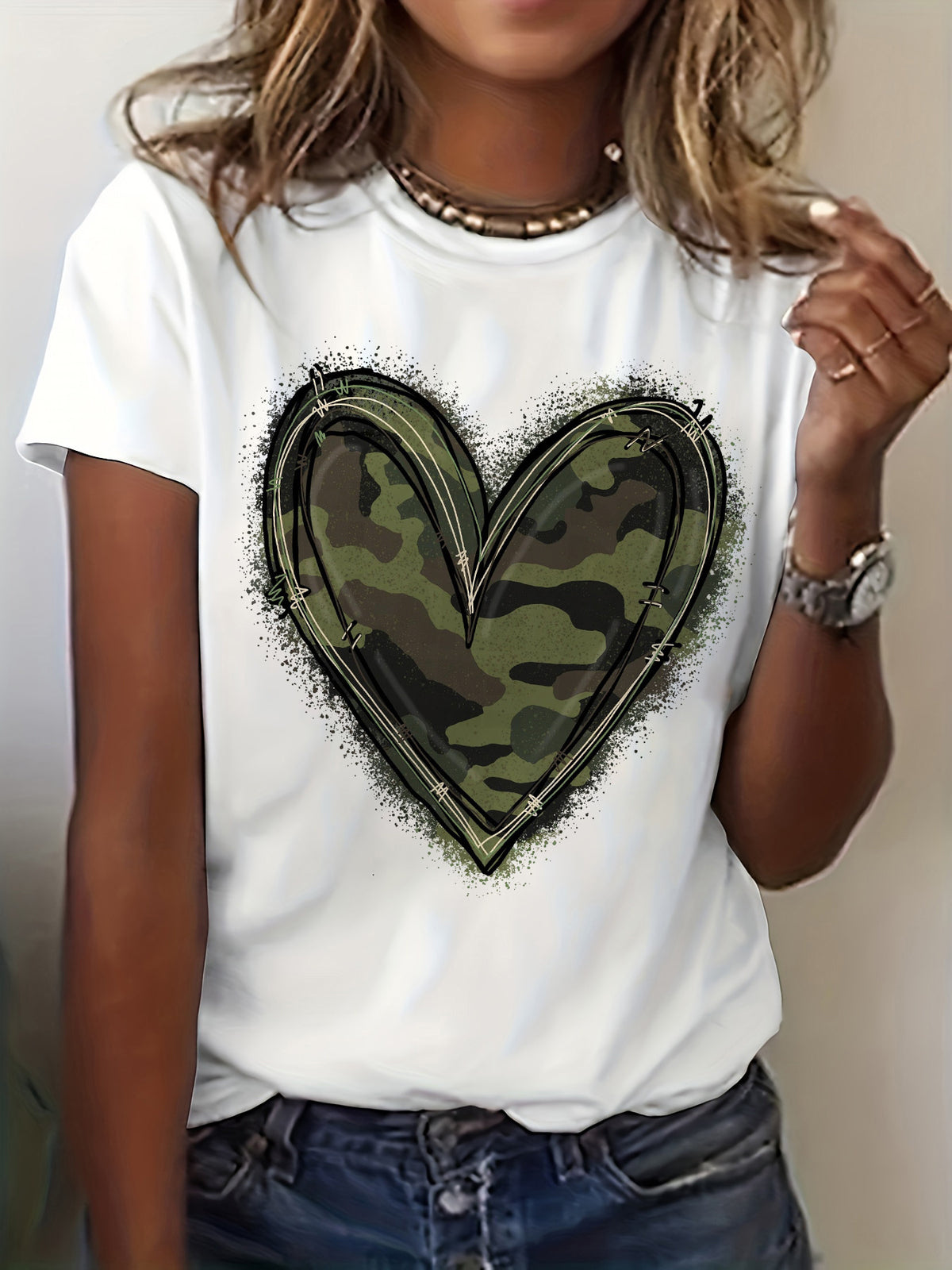 Camouflage Heart Pattern Graphic Tee for Women, Cute Camo Print Short Sleeve T-Shirt, Casual Crew Neck Spring Summer Top for Daily Wear