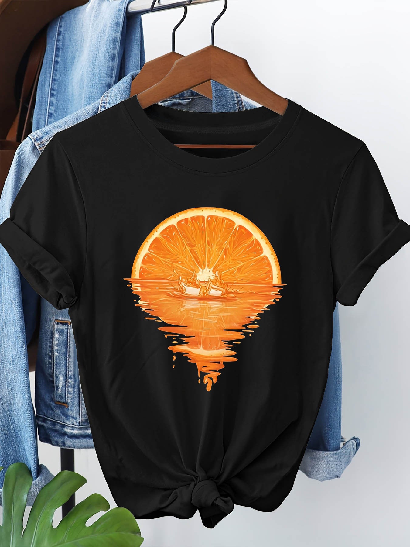 Orange Slices And The Reflection on The Water Surface Graphic Print Women'S T-Shirt, Short Sleeve Crew Neck Casual Top, Women'S Clothing