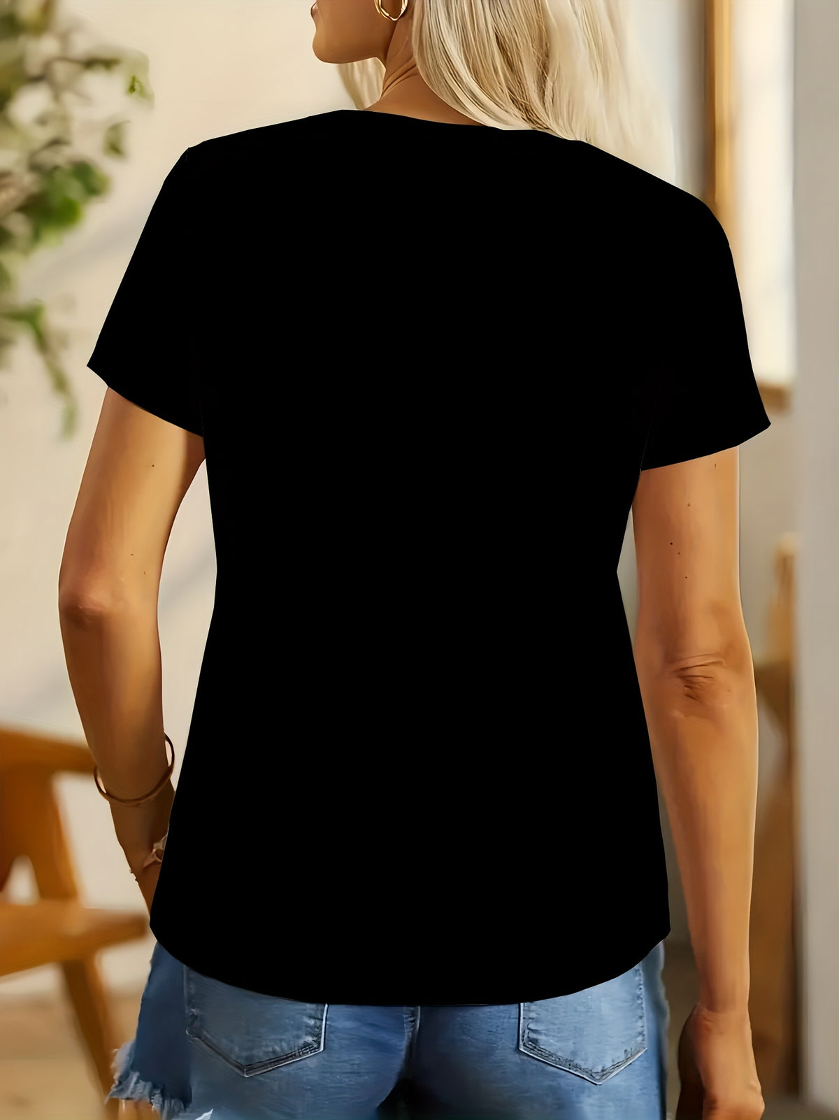Elegant Cat Print T-Shirt - Stylish Black Crew Neck with Glowing White Cat & Butterflies Design