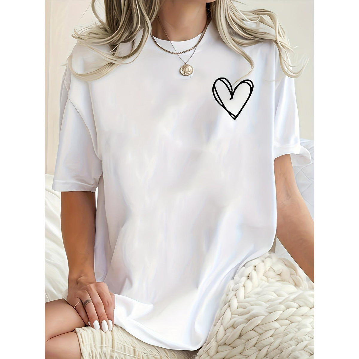 Plus-size Women's Minimalist Heart Print T-Shirt, Casual Round Neck Short-Sleeve Top, Comfortable and Breathable for Daily Wear, Minimalist Heart Print Casual Sport T-Shirt