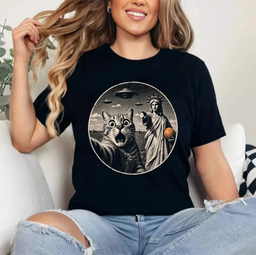 Sophie's Retro Cat Selfie Statue Liberty Pointing UFO Sophie's Pointing T-Shirt