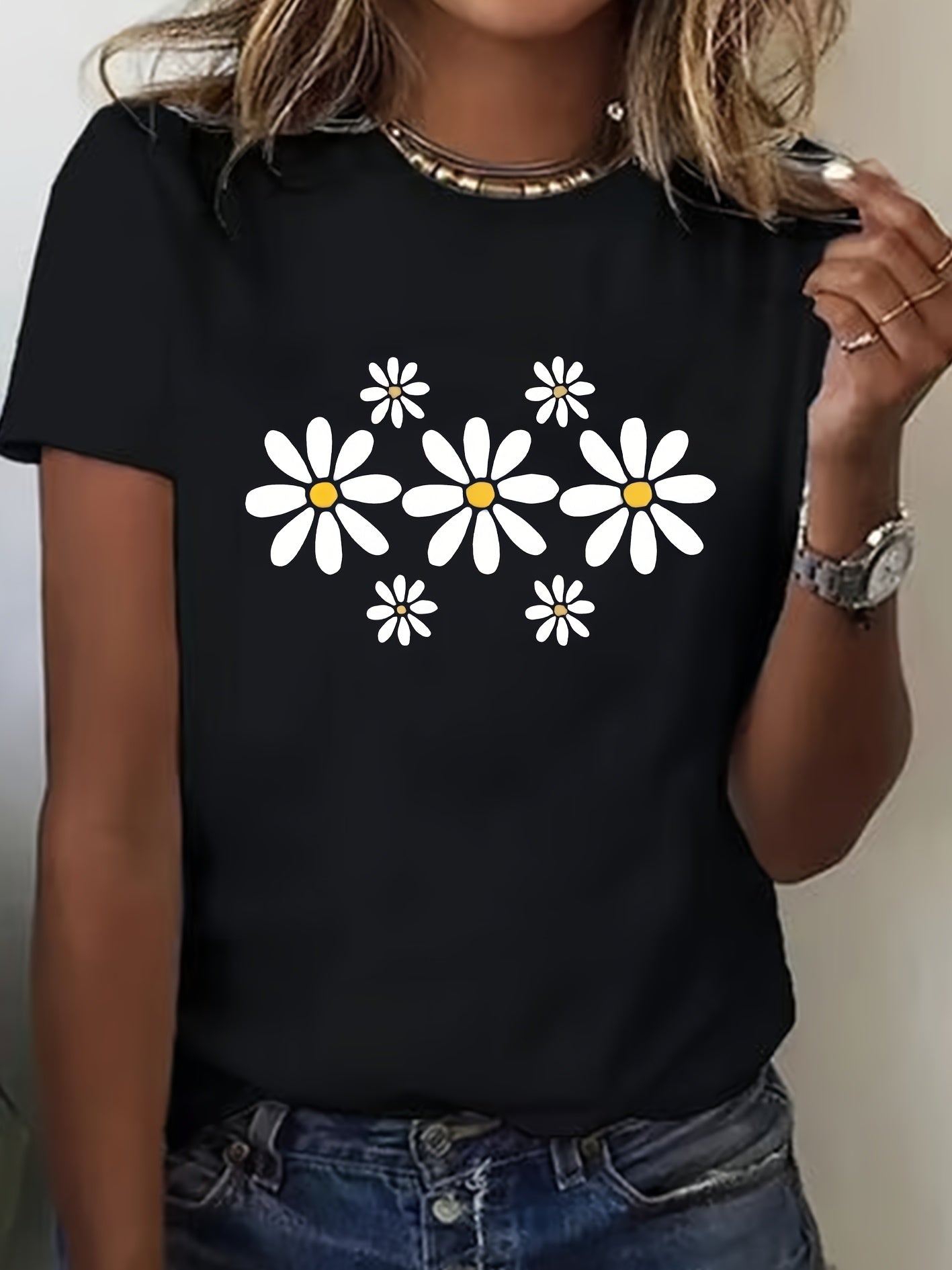 Women's Plus Size Daisy Flower Graphic T-Shirt, Cute White Floral Print Crew Neck Short Sleeve Casual Tee, Soft Breathable Summer Everyday Top, Comfortable Graphic Shirt
