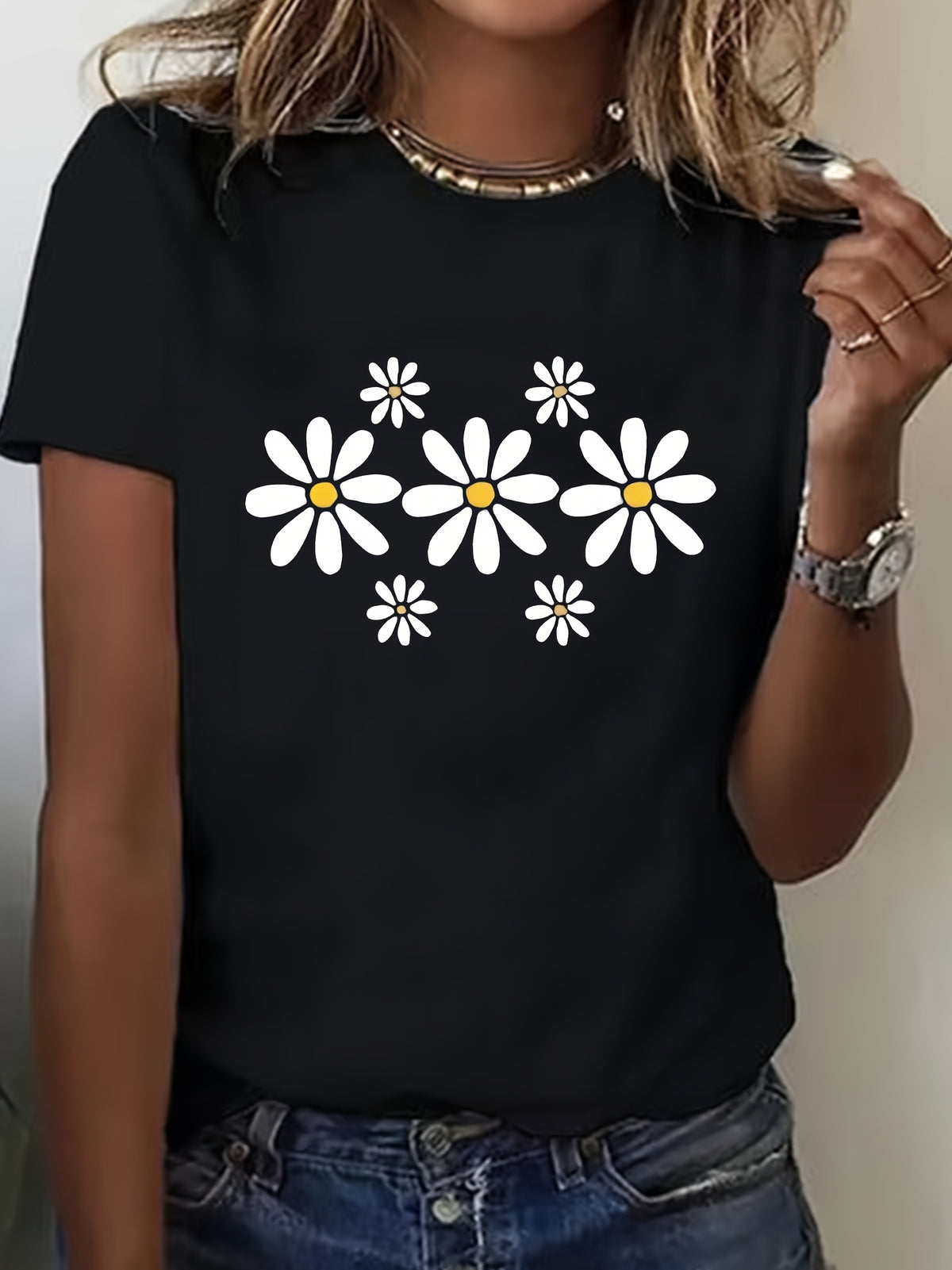 Women's Plus Size Daisy Flower Graphic T-Shirt, Cute White Floral Print Crew Neck Short Sleeve Casual Tee, Soft Breathable Summer Everyday Top, Comfortable Graphic Shirt