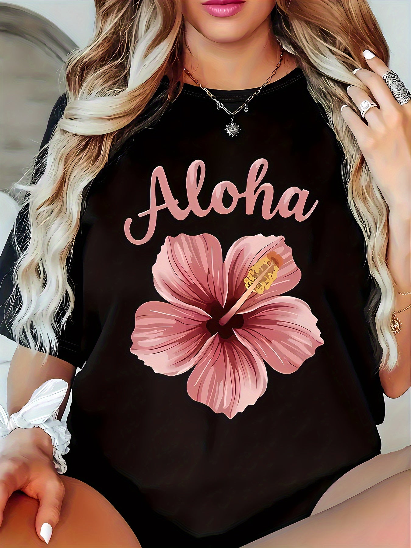 floral-print T-shirt featuring "ALOHA" lettering—crew-neck style, suitable for all seasons, and an ideal gift.