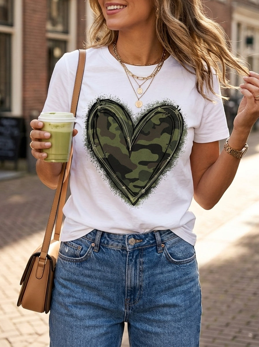 Camouflage Heart Pattern Graphic Tee for Women, Cute Camo Print Short Sleeve T-Shirt, Casual Crew Neck Spring Summer Top for Daily Wear