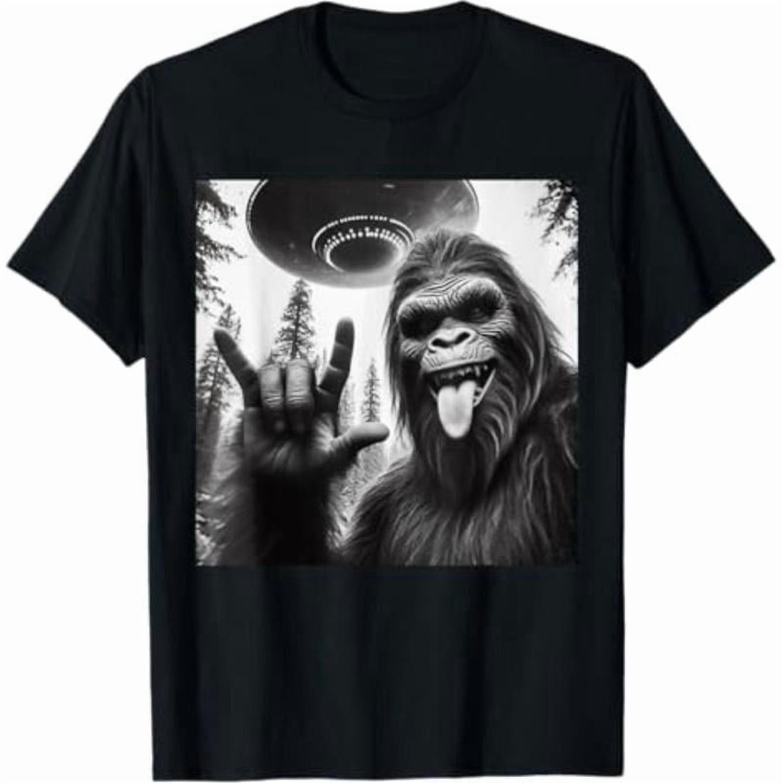 short sleeve shirt Funny Sasquatch Bigfoot Rock On Selfie With UFO Alien T-Shirt