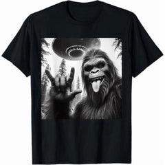 short sleeve shirt Funny Sasquatch Bigfoot Rock On Selfie With UFO Alien T-Shirt