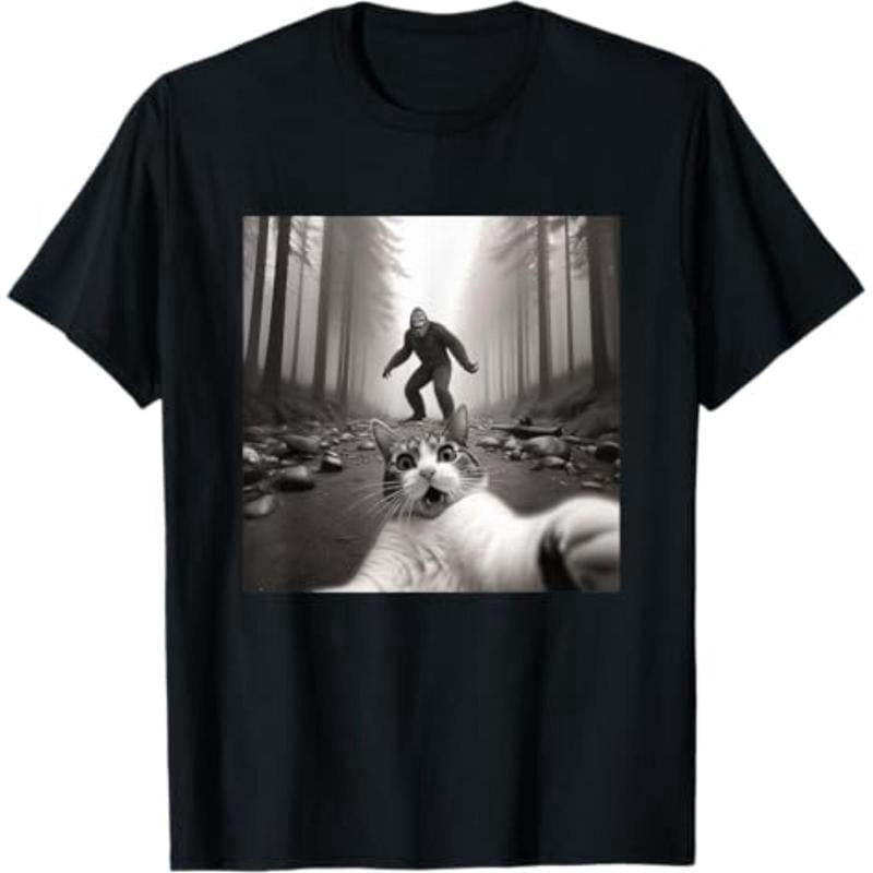 short sleeve shirt Funny Surprised Scared Cat Selfie With Sasquatsch Bigfoot T-Shirt