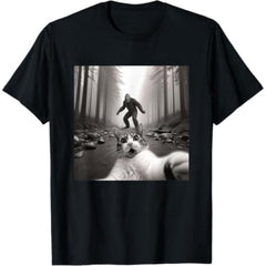 short sleeve shirt Funny Surprised Scared Cat Selfie With Sasquatsch Bigfoot T-Shirt